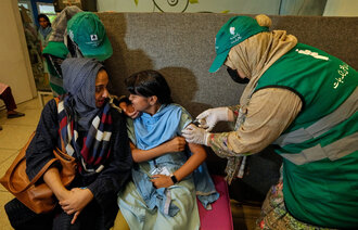 Bildet viser en jente som får HPV-vaksine.