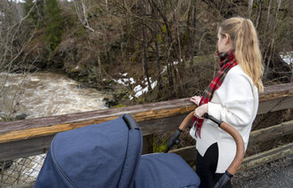 Mor med barnevogn Bildet av mor med barnevogn