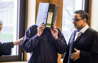 Bildet viser den dømte sykepleieren og advokaten hans.