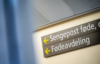 Bildet viser et skilt mot fødeavdelingen på Rikshospitalet.
