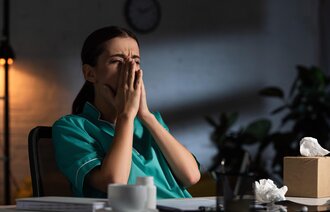 Bilde av sliten sykepleier