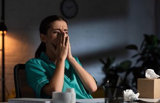 Bilde av sliten sykepleier