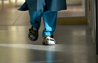 Lege som går i korridor