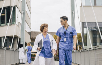 Bildet viser lege og sykepleier i diskusjon