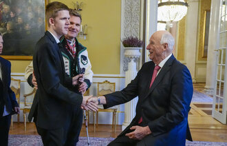 Syver Blindehim hilser på kongen