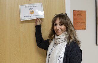 Bildet viser yogalærer og sykepleier Mitra Kiandad