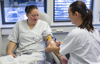 to fra helsesekretærutdanningen bildet viser to fra helsesekretærutdanningen