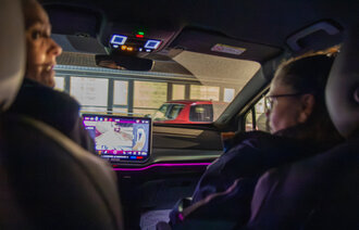 Cecilie og Vanja som kjører