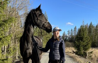 Bildet viser Maria-Cecilie Husby sammen med hest og hund Bildet viser Maria-Cecilie Husby sammen med hest og hund