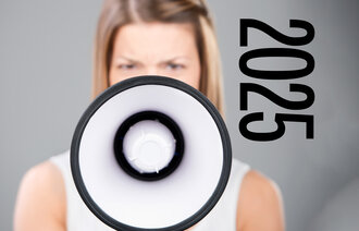 Bilde av sykepleier med megafon