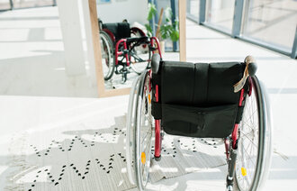 Bildet viser en tom rullestol