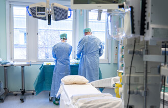 to helsearbeidere isykehusmiljø bildet viser to helsearbeidere i sykehusmiljø