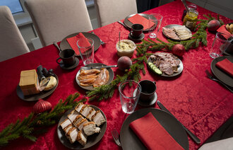 Bildet viser et bord dekket med julemat.