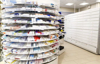 Bildet viser innsiden av et apotek.