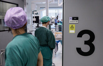 Bildet viser helsepersonell på vei inn en operasjonssal.