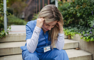 Bilde av fortvilet sykepleier