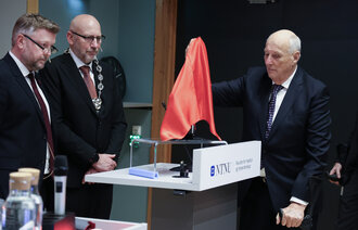 Kong Harald er til stede ved åpningen av Nasjonalforeningens demensforskningssenter i Trondheim. Her sammen med Tor Grande, rektor ved NTNU og Generalssekretær i Nasjonalforeningen for folkehelsen Bo Gleditsch t.v.
