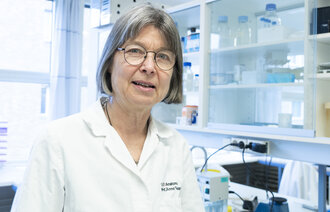 Bildet viser immunolog Anne Spurkland.