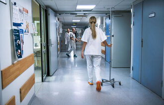 Bildet viser sykepleiere i en gang på et sykehus.