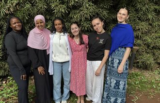 Bildet viser norske sykepleierstudenter som er på utveksling i Uganda