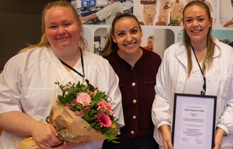 Bildet viser sykepleierne Ann-Helen Eidissen, Madeleine Juanita Hoelsæther og Cecilie Stokken som har mottatt utdanningsprisen 2025.