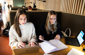 Bilde av Astrid Aas-Pedersen og venninnen Katinka