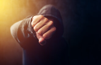 Bildet viser en knytteneve som slår mot kamera