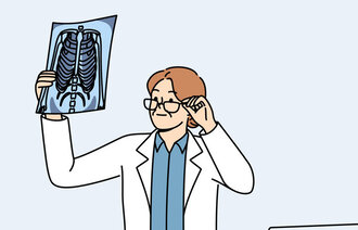 Illustrasjonen viser en helsearbeider som holder opp et røntgenbilde.