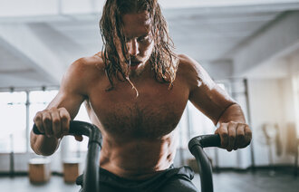 bildet viser mann som trener hardt