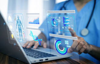 Bildet viser en person som jobber på data