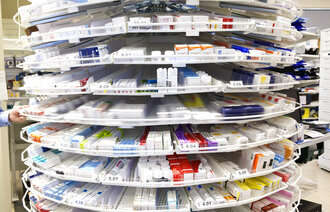 Bildet viser en hylle med legemidler på apotek.