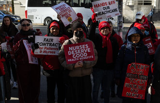 bilde av streikende sykepleiere på mount sinai sykehuset på manhatten
