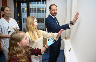 Bildet viser kronprins Haakon Magnus og noen barn.