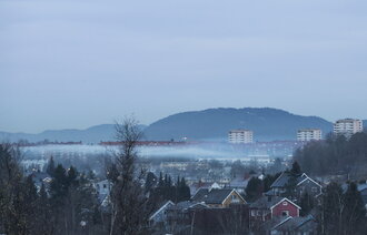 Oversiktsbilde over Oslo med tåkelokk