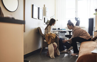 Bilet viser en helsesykepleier som undersøker en elev.