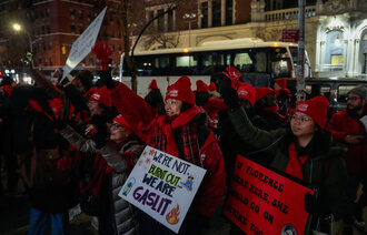 bilde av streikende sykepleiere i New York