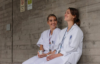 Bildet viser Sofia Tjelta og Elpida Stojcevska, som spiller to av hovedkarakterene i NRKs kommende sykehusserie «LIS».