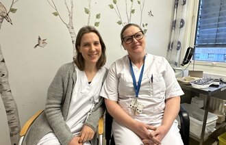 Søvnfysiolog Elise til venstre og sykepleier Gerd Helen ved søvnlabben til høyre.