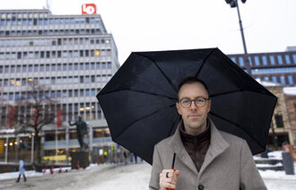 Bildet viser Nicholas Wilkinson på Youngstorget i Oslo.
