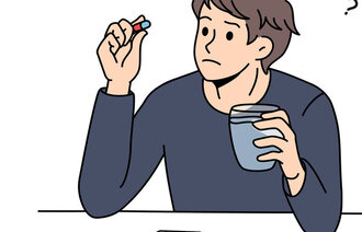 Illustrasjonen viser en ung gutt som holder piller og et glass vann.