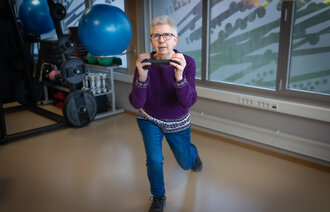 Bildet viser Randi Saltnes som løfter en vekt