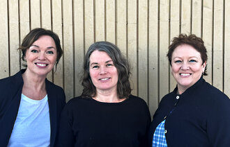 Sykepleier Tone Andersen-Hollekim (t. v.), intensivsykepleier Kari Dahl og traumekoordinator Ulrika Eriksson har unders&oslash;kt hvordan KITS2-kurset p&aring;virker intensivsykepleieres praksis. 