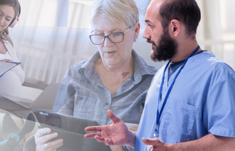 Bildet viser en montasje av sykepleiere og pasienter som leser helseinformasjon p&aring; nettet