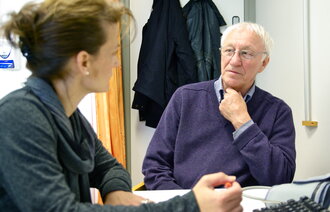 Bildet viser sykepleier Siw Lock med pasient