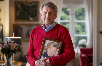 Bildet viser Jan Erik Sverre som holder et bilde av datteren.