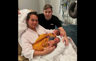 Bildet viser mor, far og trillinger.