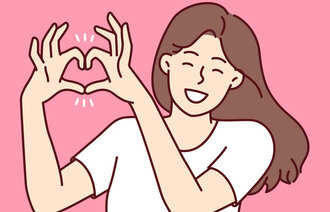 Illustrasjonen viser en kvinne som lager hjerte med hendene.