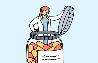 Illustrasjonen viser en kvinnelig helsearbeider som ser oppi et digert pilleglass.