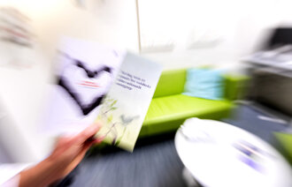 Bildet viser informasjonsmateriell på voldtektsmottaket ved Oslo legevakt.