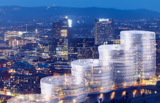 Bildet viser et oversiktsbilde av Oslo med grafikk av mynter i stabler